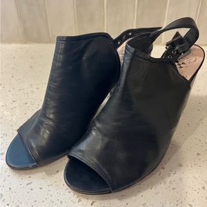 Vince Camunto black leather heals - so comfortable